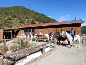 Centro ecuestre “Caballos del Pirineo” en Villanovilla con paseos a caballo en Jaca, Villanúa, Castiello de Jaca y Pirineos